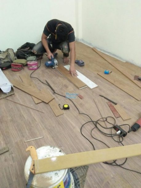 Thợ mộc sửa chữa sàn gỗ công nghiệp